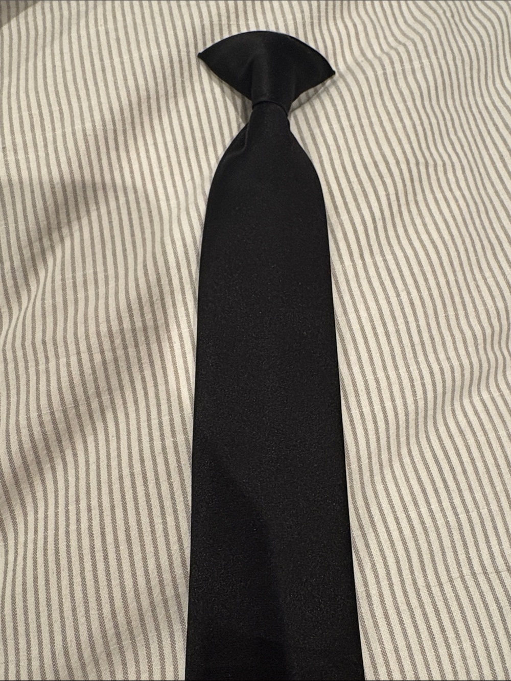 Clip-on Black Men's Solid Satin Tie